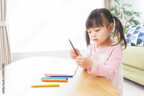 お絵かきをする子ども・教育イメージ