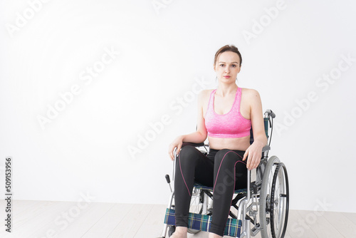 スポーツウェアを着て車椅子に乗る外国人の女性