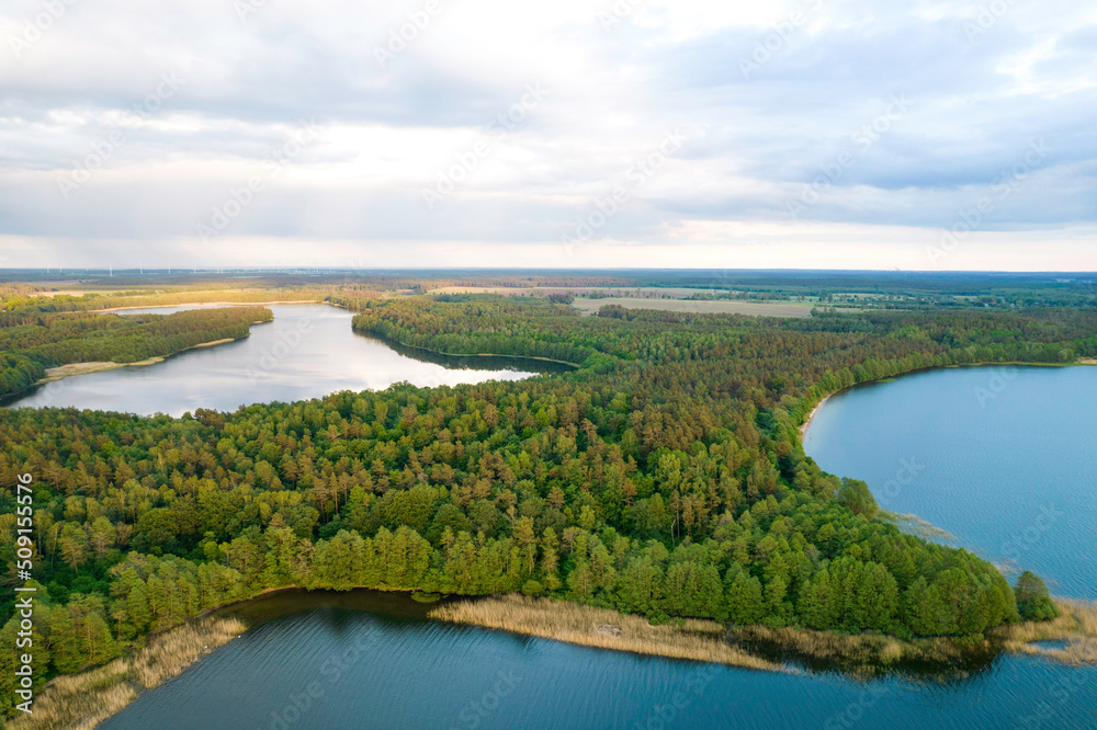 Widok z góry jezioro Wierzchowo w Polsce. Zielony las otaczający jezioro i czysta niebieska woda Krajobraz wiejski w Polsce.