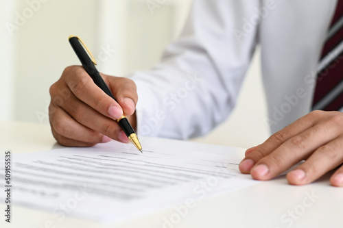 Sign contracts, legal advisors, memorandums, business contracts, lawyers.