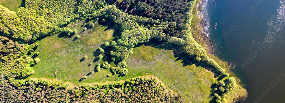 Obraz na płótnie Widok z góry jezioro Wierzchowo w Polsce. Zielony las otaczający jezioro i czysta niebieska woda Krajobraz wiejski w Polsce. w salonie