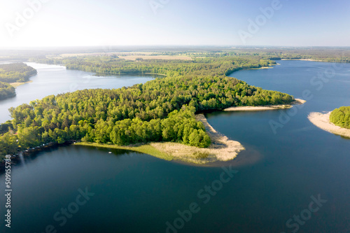 Widok z g  ry jezioro Wierzchowo w Polsce. Zielony las otaczaj  cy jezioro i czysta niebieska woda Krajobraz wiejski w Polsce.