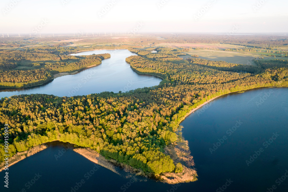 Widok z góry jezioro Wierzchowo w Polsce. Zielony las otaczający jezioro i czysta niebieska woda Krajobraz wiejski w Polsce. - obrazy, fototapety, plakaty 