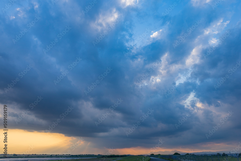 Naklejka premium 黄昏時の空と天使の梯子