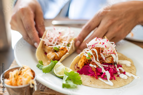 Photos Comiendo tacos de gamba con salsa y remolacha en un restaurante de marisco