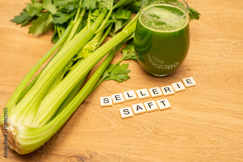 Sellerie Saft Buchstaben auf Holz Hintergrund Staude Bio photo