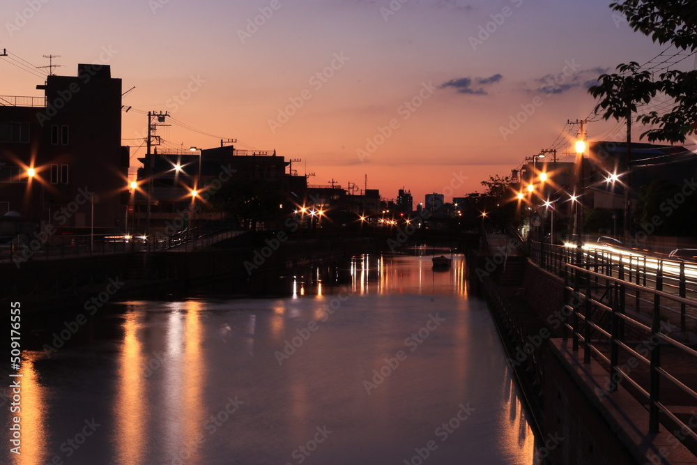 夕暮れの運河