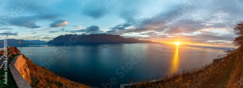Coucher de soleil sur le Lac Léman depuis le Lavaux site UNESCO