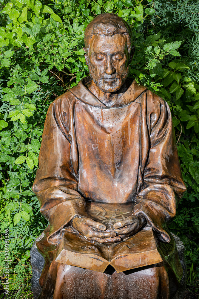 Fototapeta premium Statue des Einsiedlers Amé bei der Kapelle Notre-Dame du Scex, St-Maurice, Kanton Wallis, Schweiz
