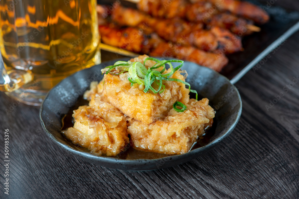揚げだし豆腐と焼き鳥とビール 居酒屋メニュー
揚げだし豆腐と焼き鳥とビール 居酒屋メニュー