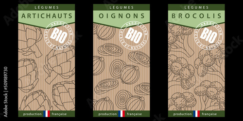 3 étiquettes pour 3 variétés de légumes bio, décorées de pictogrammes aux contours gris sur un fond de papier kraft  traduction : légumes, artichaut, oignon et brocoli, production française.