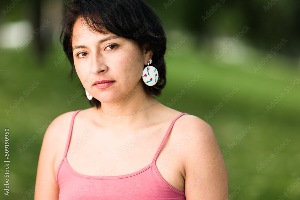 Ταπετσαρία Latin America Bolivian woman with traditional pattern cloth mask