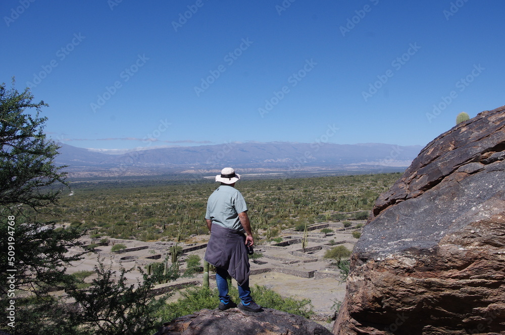 Hombre de espaldas mirando el paisaje árido
