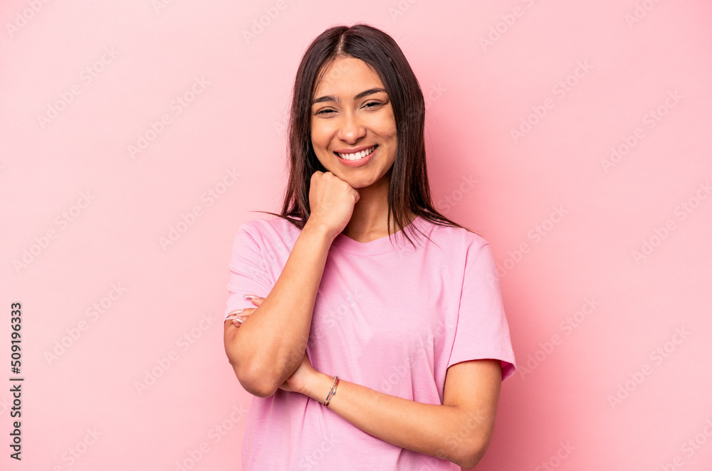 Obraz premium Young hispanic woman isolated on pink background smiling happy and confident, touching chin with hand.