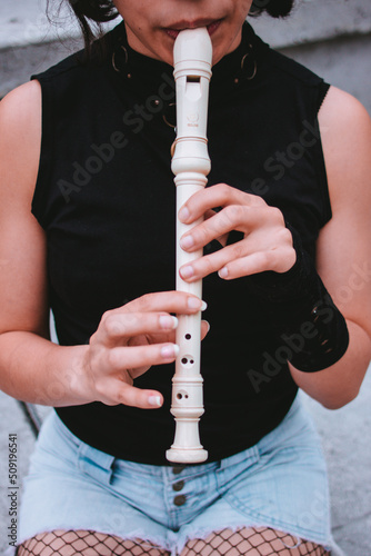 Persona tocando flauta y música
