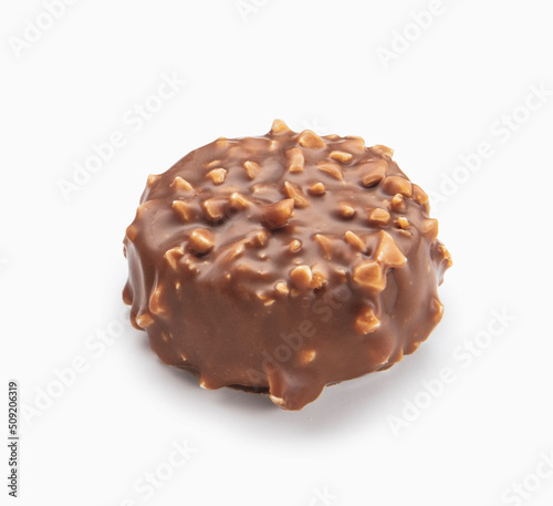 Bombón de chocolate con almendras sobre un fondo blanco. chocolate bonbon with almonds on a white background