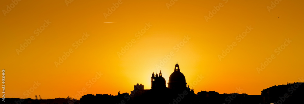 Panoramique au coucher de soleil sur la ville de Venise, contre-jour.