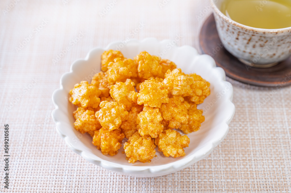 お茶と揚げ菓子 お茶と揚げ菓子