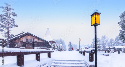 Foto Santa Claus village winter landscape, Rovaniemi, Lapland, Finland