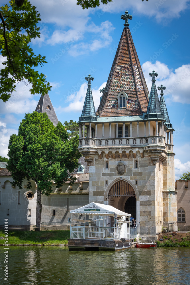 Die Schlösser von Laxenburg in der Gemeinde Laxenburg in Niederösterreich, sechs Kilometer südlich zum Bundesland Wien. Im großen Schlosspark befinden sich das Alte Schloss, Blaue Hof und Franzensburg Die Schlösser von Laxenburg in der Gemeinde Laxenburg in Niederösterreich, sechs Kilometer südlich zum Bundesland Wien. Im großen Schlosspark befinden sich das Alte Schloss, Blaue Hof und Franzensburg