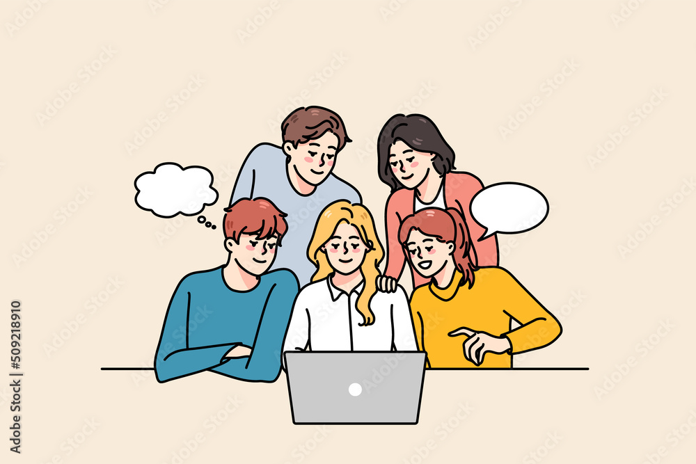 группа людей обсуждает проект за ноутбуком