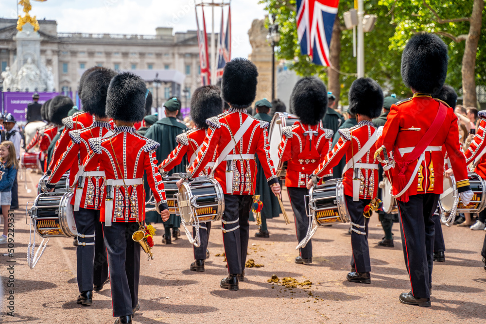Queens Guards at the Queens Platinum Jubilee Celebrations - obrazy, fototapety, plakaty 
