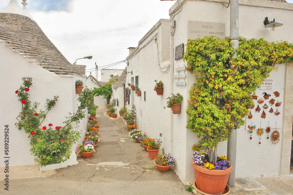 Naklejka premium Trulli of Alberobello typical houses. Apulia, Italy.