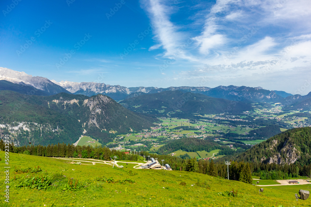 Obraz premium Schöne Erkundungstour entlang des Berchtesgadener Voralpenlandes - Jenner - Bayern - Deutschland