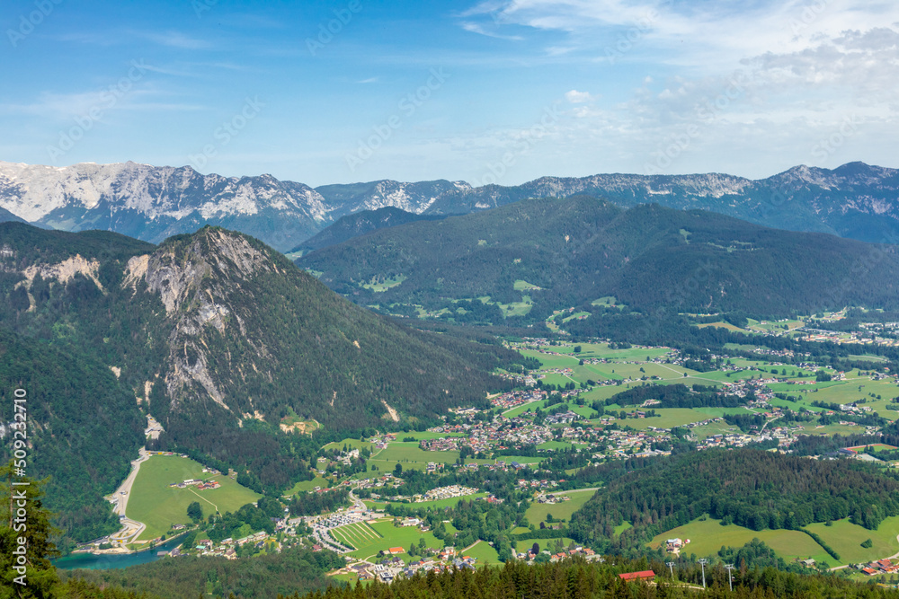 Fototapeta premium Schöne Erkundungstour entlang des Berchtesgadener Voralpenlandes - Jenner - Bayern - Deutschland
