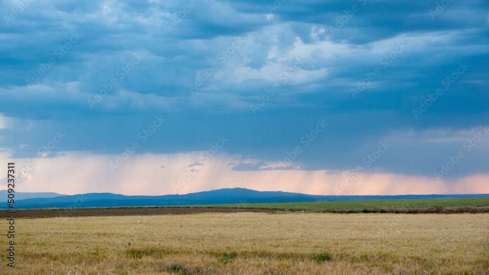 Atardecer tormentoso en horizonte de campo abierto