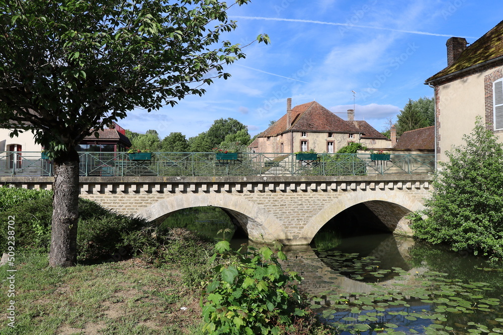 La rivière Armance dans Saint Florentin, village de Saint Florentin, département de l'Yonne, France