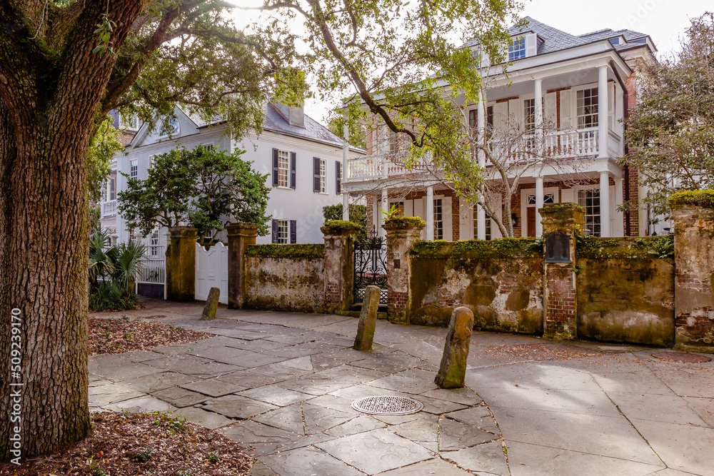 Naklejka premium Beautiful homes on Church Street in the historic part of downtown Charleston, South Carolina