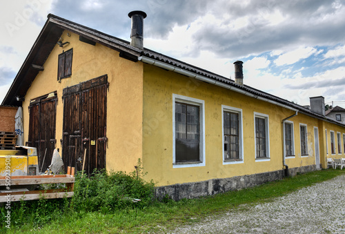 Garsten, Bahnhof, Lokschuppen, Steyrtalbahn, Lost Place, Endbahnhof, aufgelassen, weggerissen, Tor, Schornstein, Holztor, Gleis, Schiene, Schmalspurbahn, Stillgelegt, Fenster, Schuppen, Holz, Tor, Gla photo