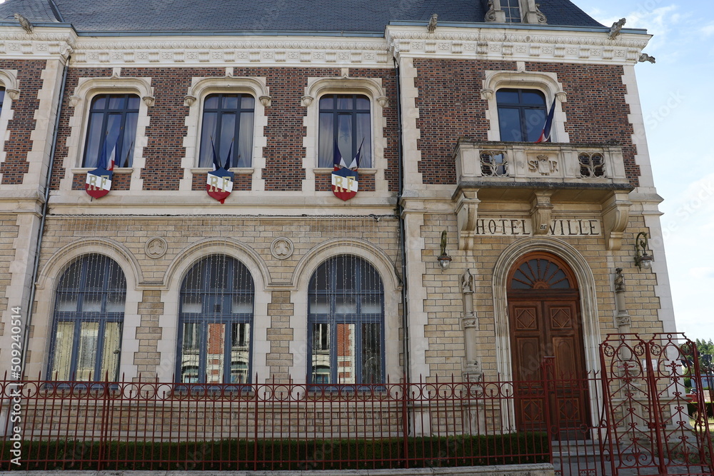 La Mairie, vue de l'extérieur, village de Saint Florentin, département de l'Yonne, France La Mairie, vue de l'extérieur, village de Saint Florentin, département de l'Yonne, France