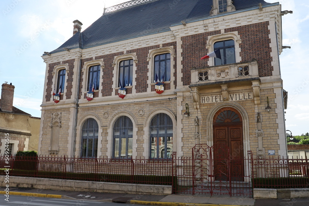 La Mairie, vue de l'extérieur, village de Saint Florentin, département de l'Yonne, France