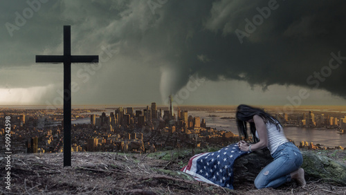 Foto Woman praying over United States New York City