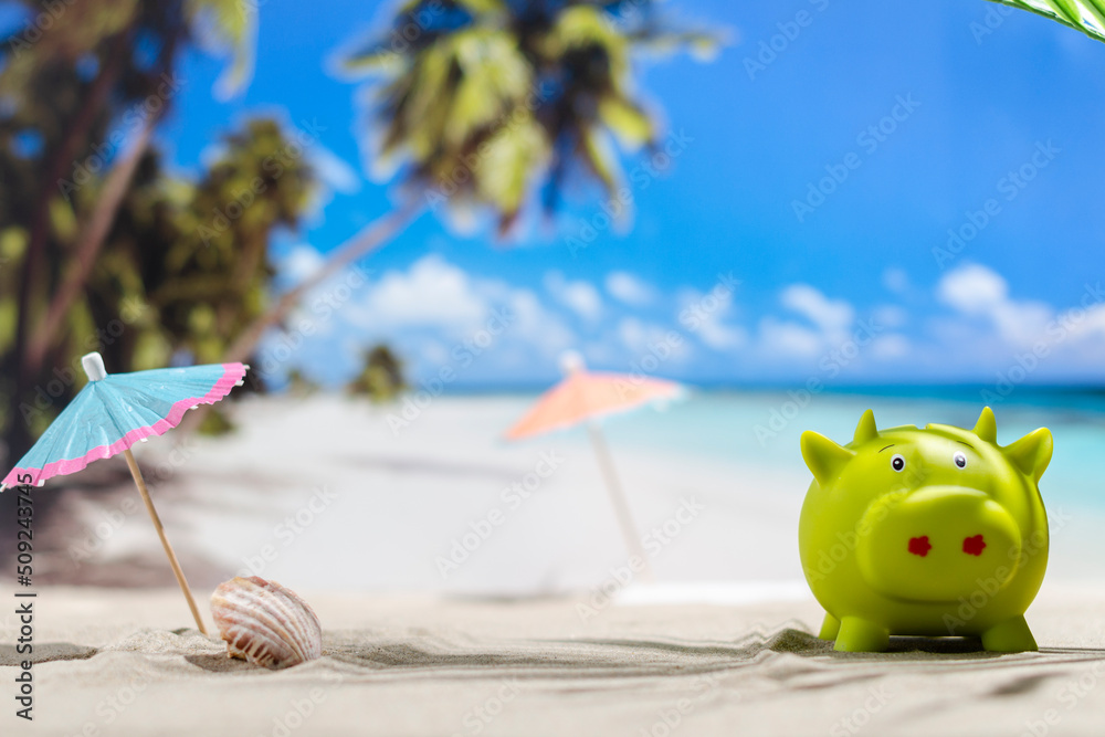 Obraz premium Piggy bank on sunny beach