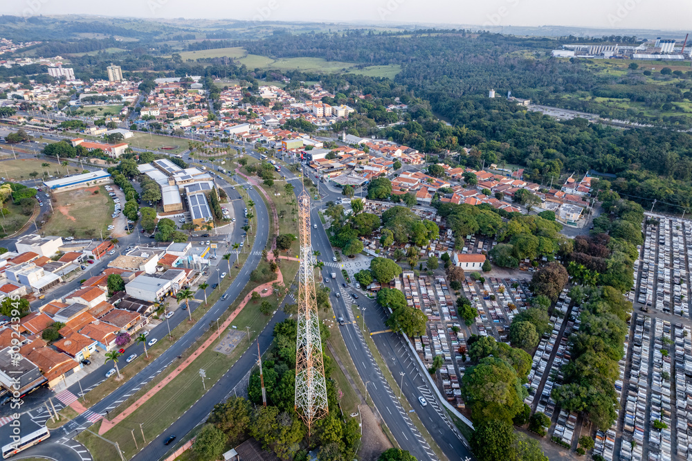 Vista aérea da cidade de Jaguariúna no interior de São Paulo. Trânsito de um dia movimentado. Brasil 2022.