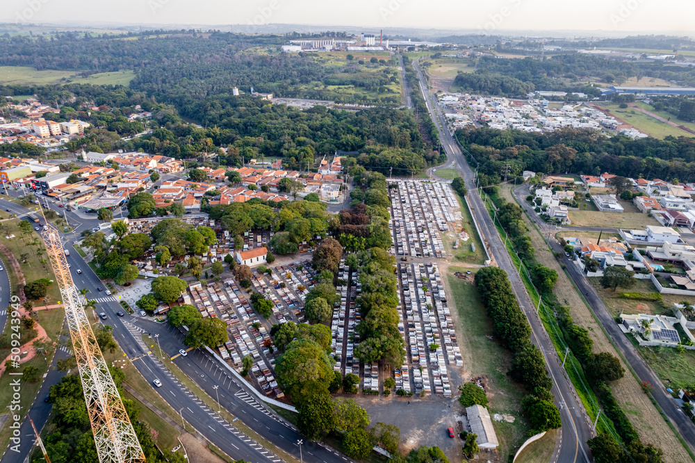Vista aérea da cidade de Jaguariúna no interior de São Paulo. Trânsito de um dia movimentado. Brasil 2022.
