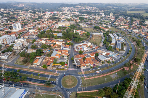 Vista aérea da cidade de Jaguariúna no interior de São Paulo. Trânsito de um dia movimentado. Brasil 2022.