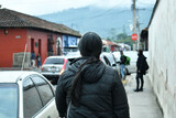 Mujer latina caminando por las calles de Antigua Guatemala.