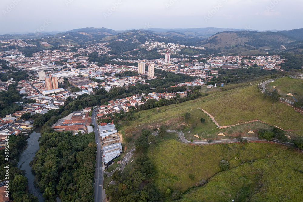 Vista aérea da cidade de Pedreira no interior de São Paulo. Trânsito de um dia movimentado. Brasil 2022.