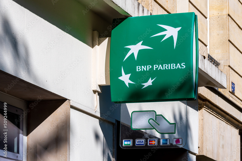 Paris, France 6 juin 2022 Enseigne et logo de la banque BNP Paribas à l