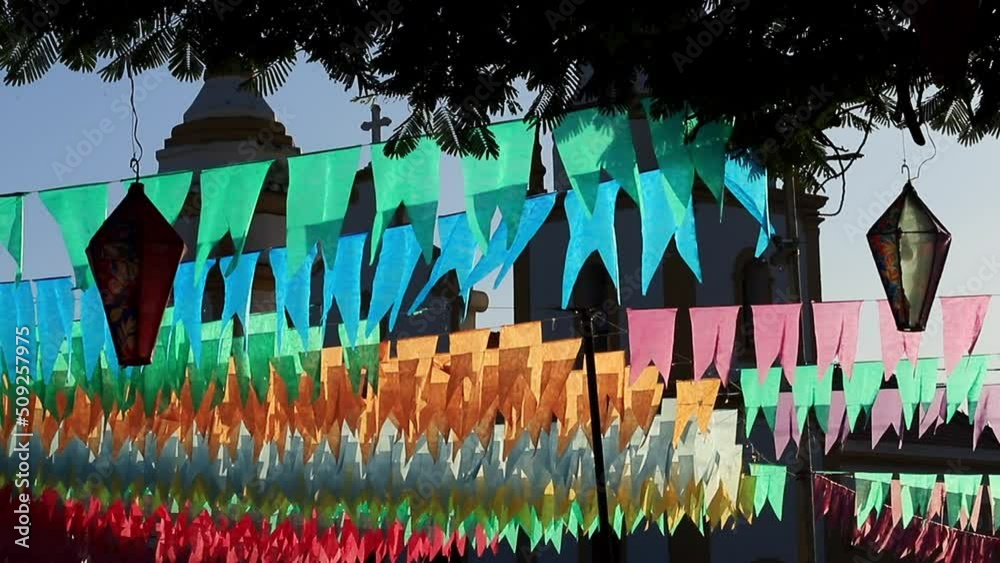 decoração de festa junina - bandeirinhas coloridas e balões pendurados em frente a igreja