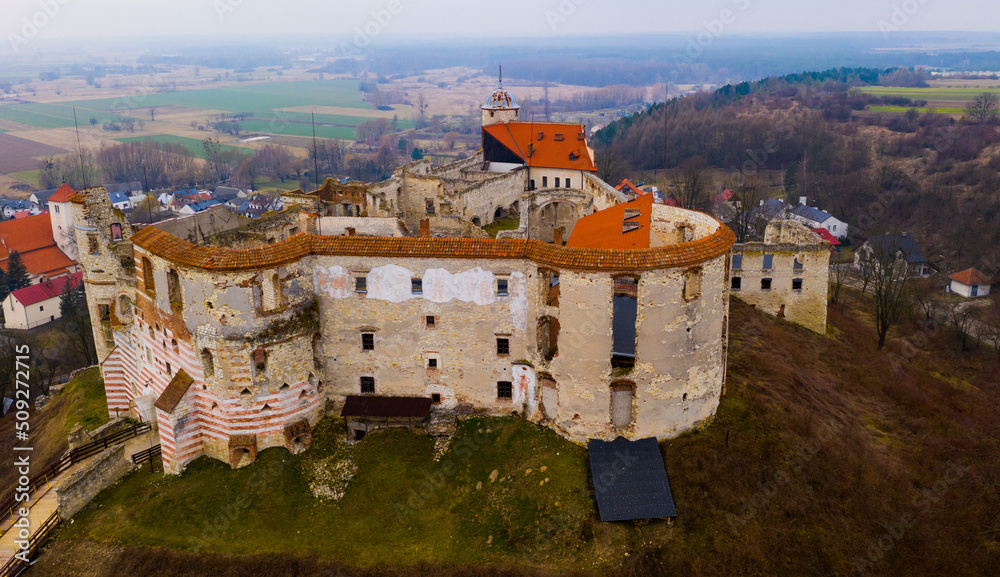 View from drone of Janowiec Castle, Renaissance castle in Lublin Voivodeship, Poland - obrazy, fototapety, plakaty 