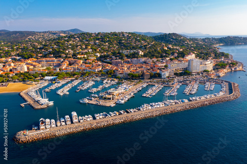 Платно Drone view of the small town of Sainte-Maxime, located on the Cote d'Azur in Fra