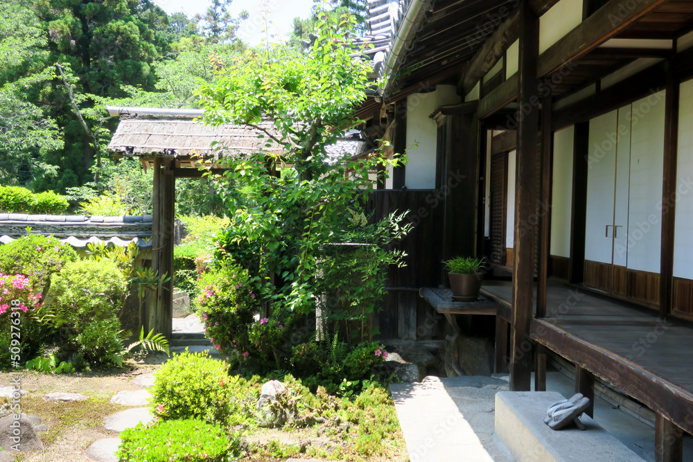 歴史的な日本の家と庭