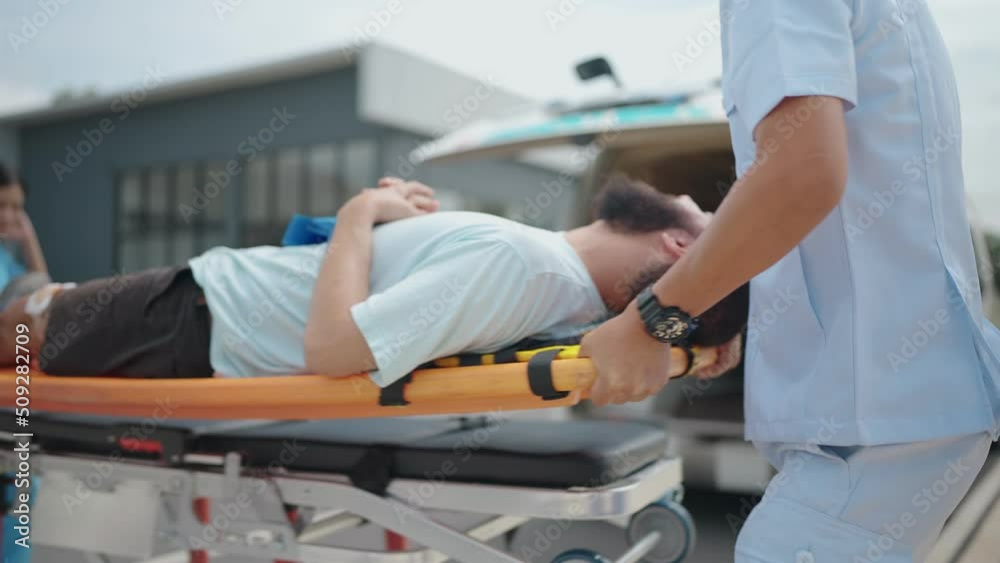 Emergency medical team place the patient on the stretcher. Transported to the hospital by ambulance Emergency medical team place the patient on the stretcher. Transported to the hospital by ambulance