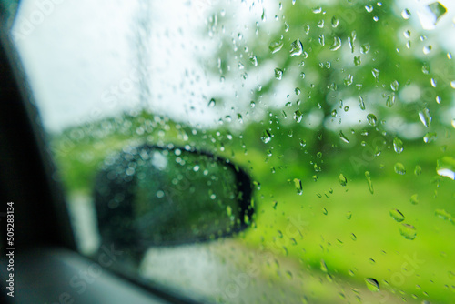 雨の水滴　車の窓ガラス　サイドミラー