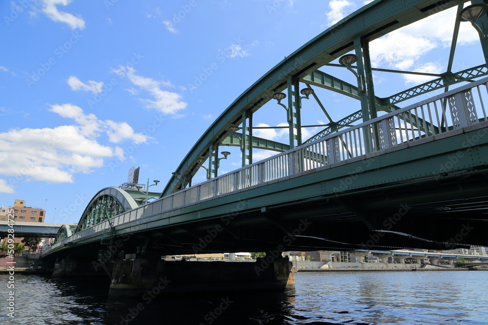 美しいアーチを織りなす厩橋